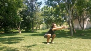 hombre haciendo air squats en un parque