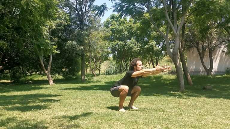 hombre haciendo air squats en un parque