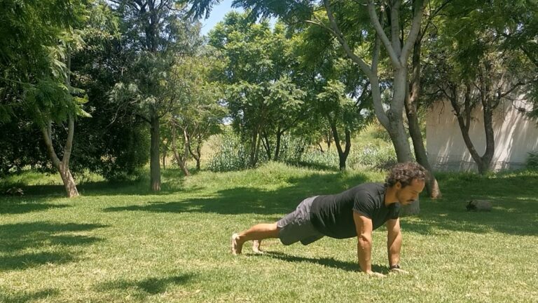 hombre haciendo push ups en un parque